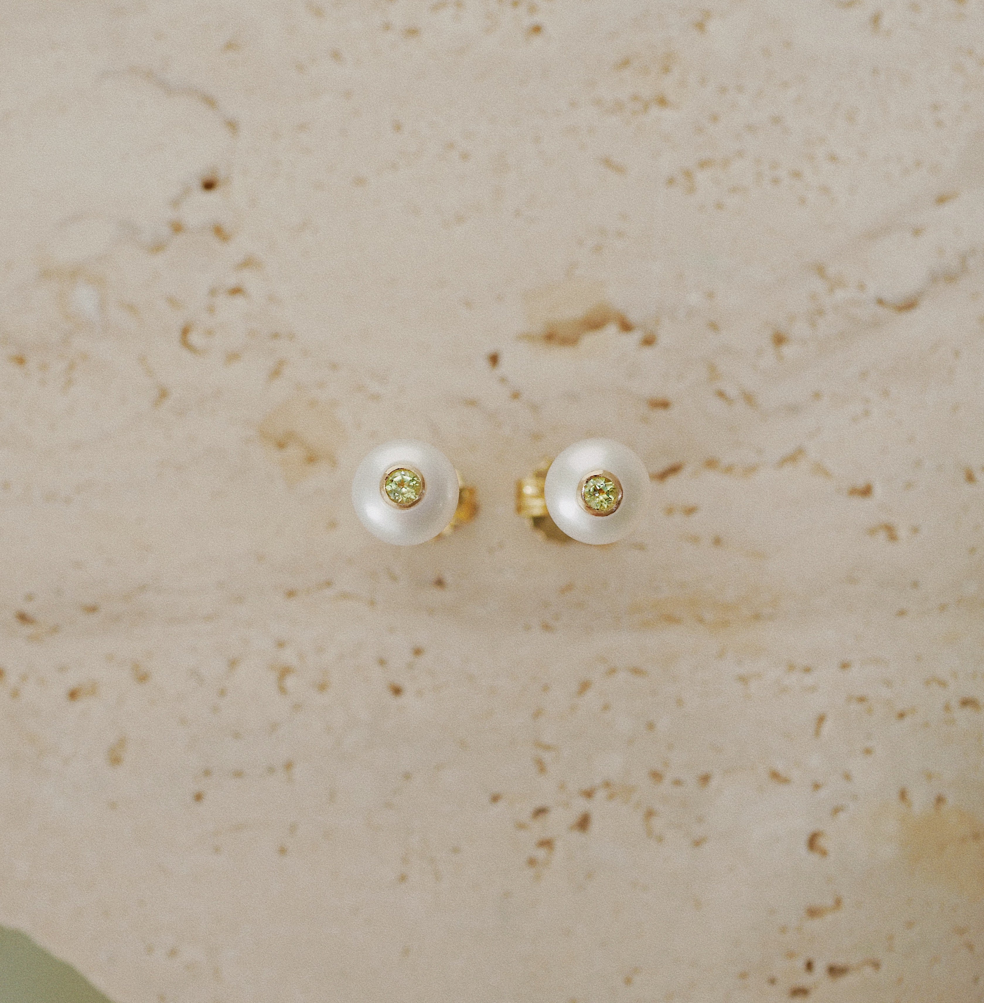 Pearl stud earrings with peridot bezel setting / Auskarai perlai su peridoto akmeniu / Birsenaite Jewellery