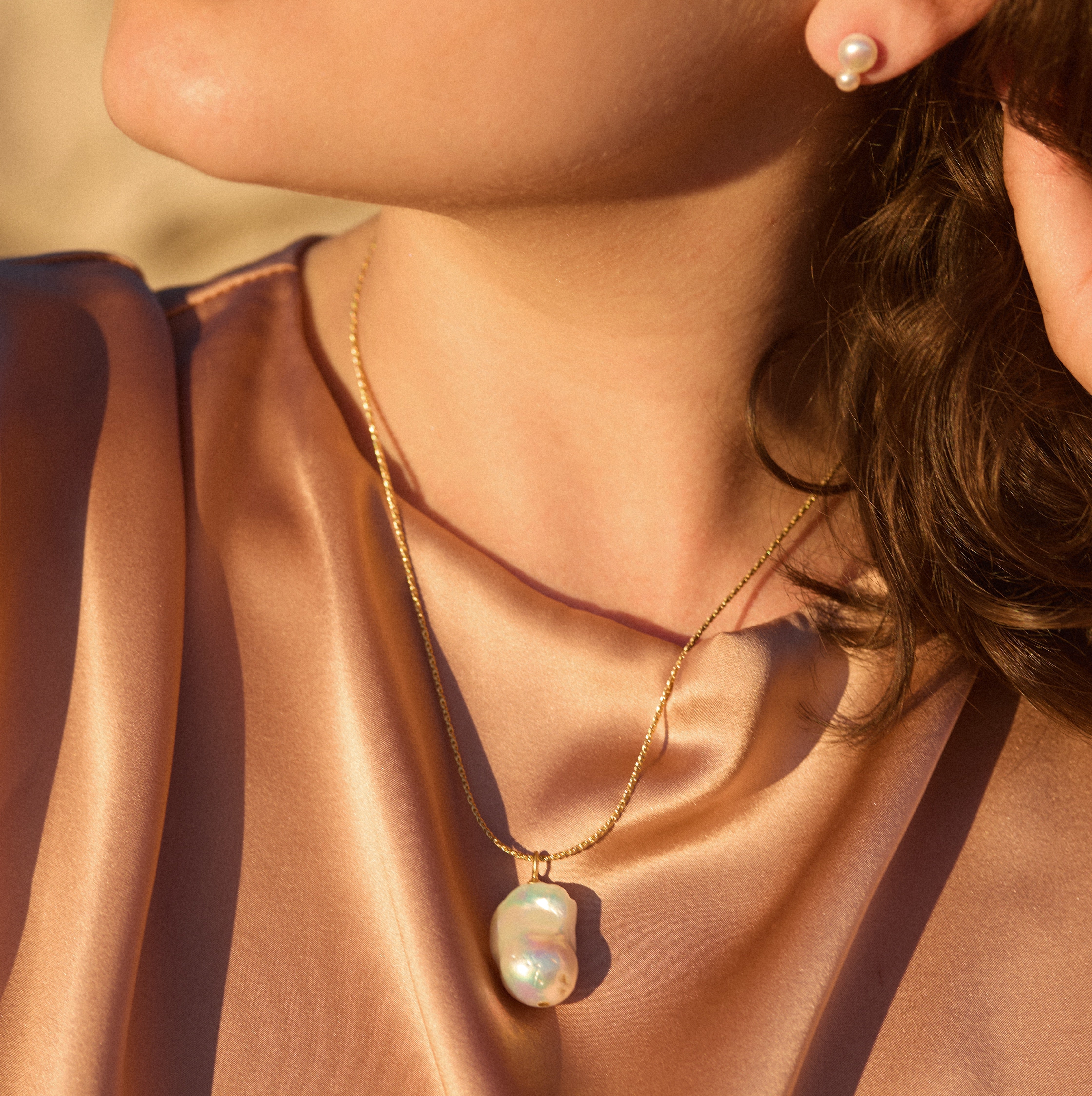 Flow Pearl Pendant Necklace on model