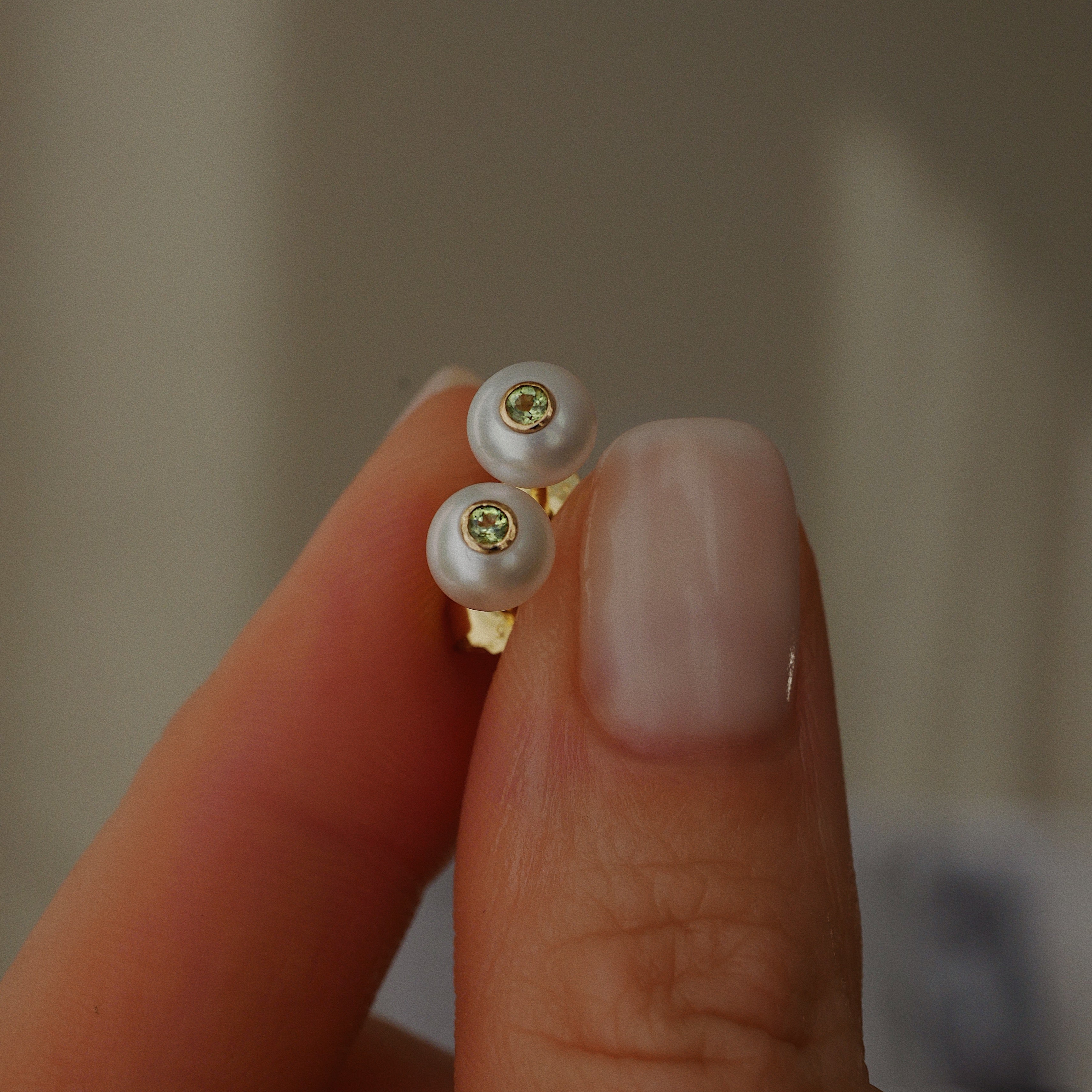 Pearl stud earrings with peridot bezel setting / Auskarai perlai su peridoto akmeniu / Birsenaite Jewellery